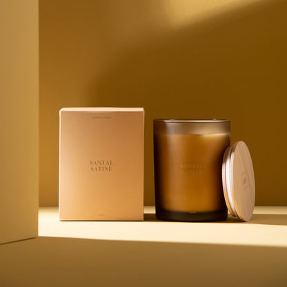 Geurkaars Accords Essentiels Santal Satiné 52 Uur van J-Line met bijpassende doos in een sfeervolle gele setting