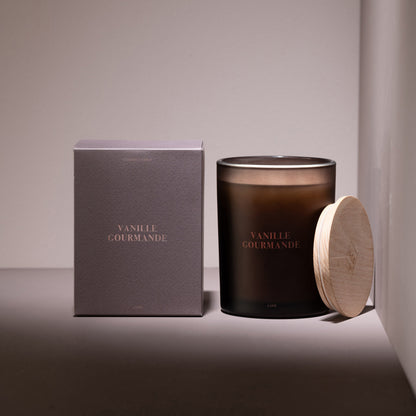 Geurkaars Accords Essentiels Vanille Gourmande 52 Uur van J-Line met bijpassende doos in een sfeervolle bruine setting