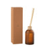 Geurstokjes Accords Essentiels Ambre Intime 550ml van J-Line, okerkleurige glazen fles met geurstokjes naast de geschenkdoos