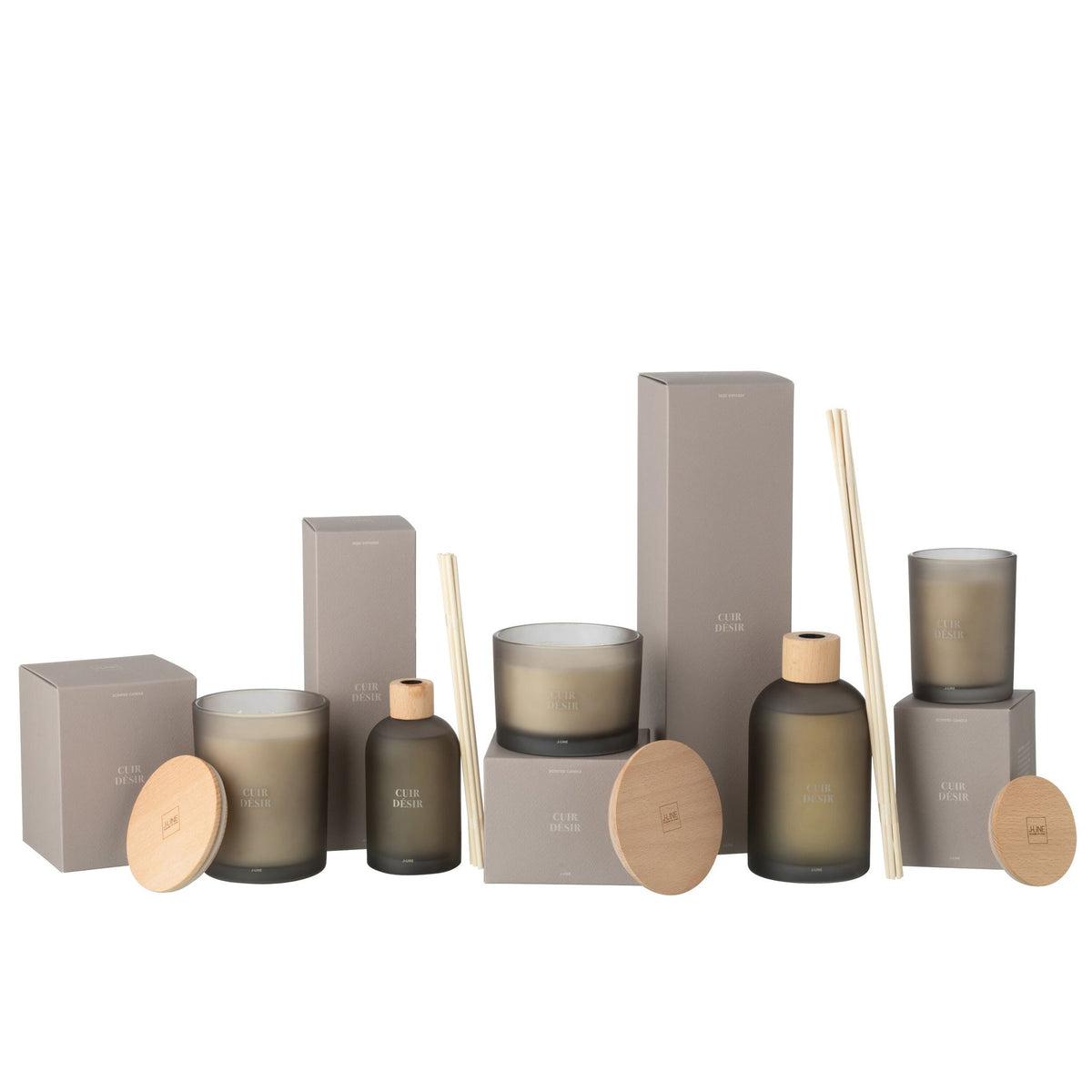 Accords Essentiels Cuir Désir lijn van J-Line, alle geurkaarsen en geurstokjes op witte achtergrond