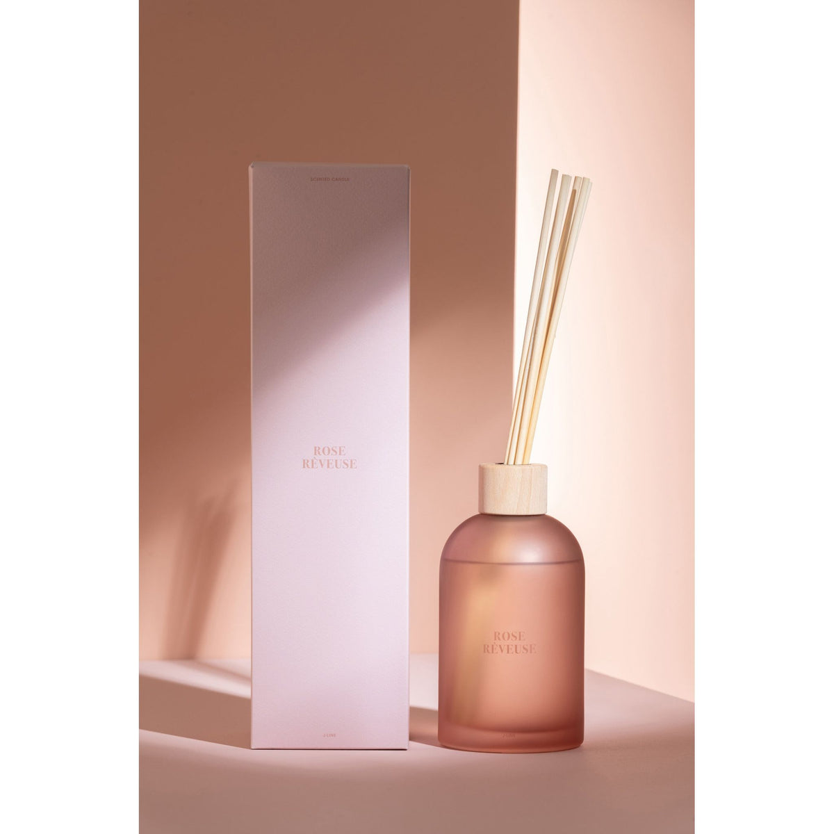 Geurstokjes Accords Essentiels Rose Rêveuse 550ml van J-Line met bijpassende doos in een sfeervolle roze setting