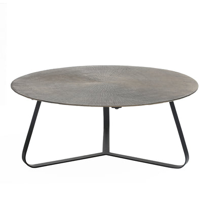 Kae Salontafel Goud Aluminium Rond Large van PTMD, groot metallic gouden blad met zwarte ijzeren poten op wit