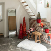 Kerstboom Stukken Large van J-Line, detail van de rode kastanjehouten stukken