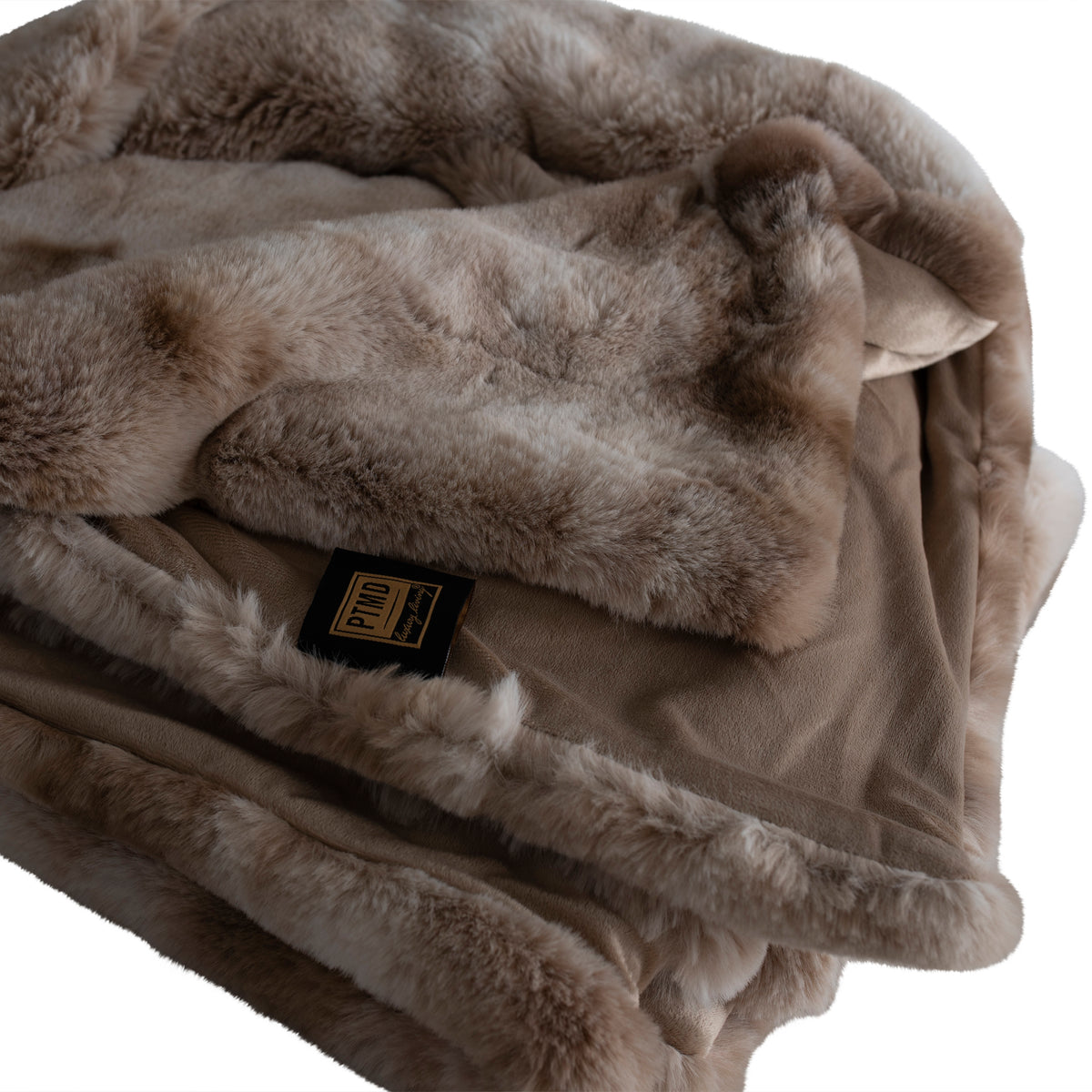 Linde Plaid Beige Fluweel 150x200cm van PTMD, close up van de zachte beige faux fur met PTMD label
