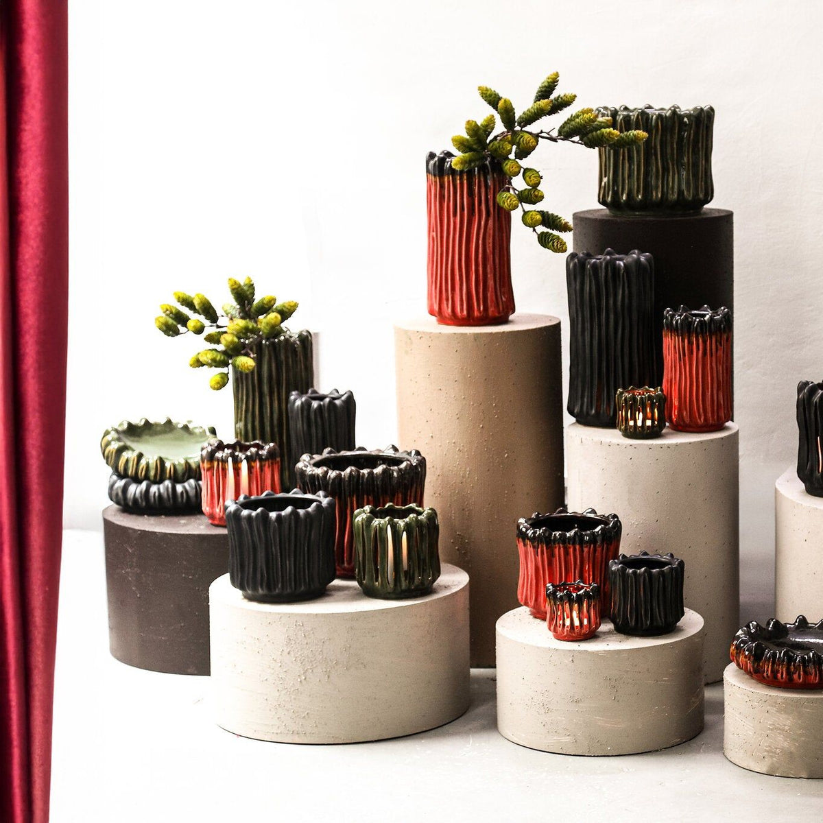 Luci Dark Green Ceramic Vase Ribbed Round L van PTMD in een sfeervolle interieursetting