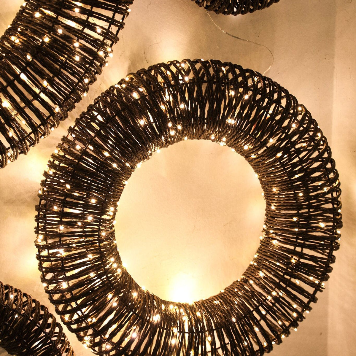 Lucis Kerstkrans LED Donkerbruin Large van PTMD, verlichte kerstkransen met warme gloed aan de wand