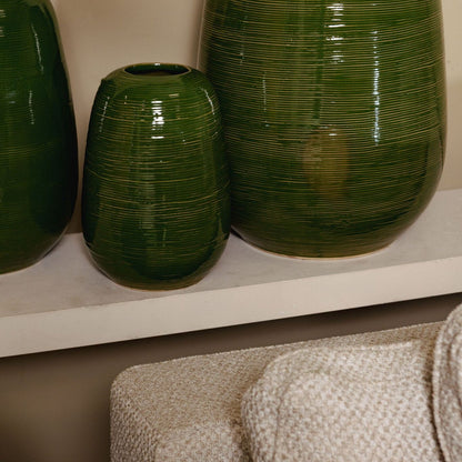 Mavric Vaas Keramiek Groen Medium van PTMD, sfeerbeeld met warme styling in huis