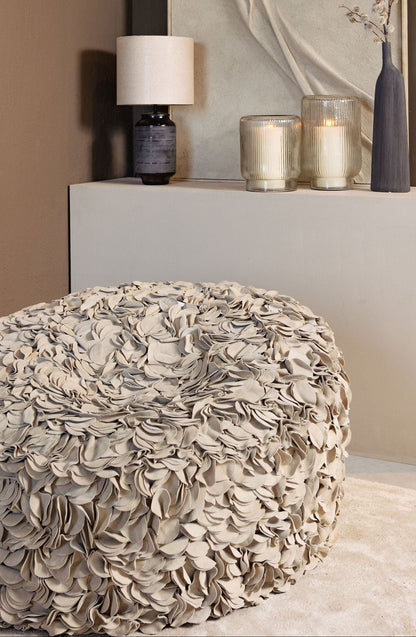 Nevo Zitzak Suède Leer Crème Rond van PTMD, zitzak gestyled in een warm interieur