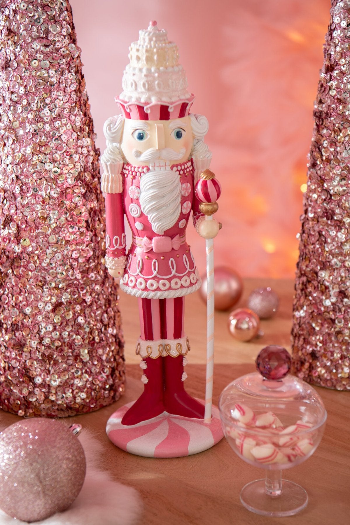 Nutcracker Candy Resin White/Pink Small H28cm J-Line