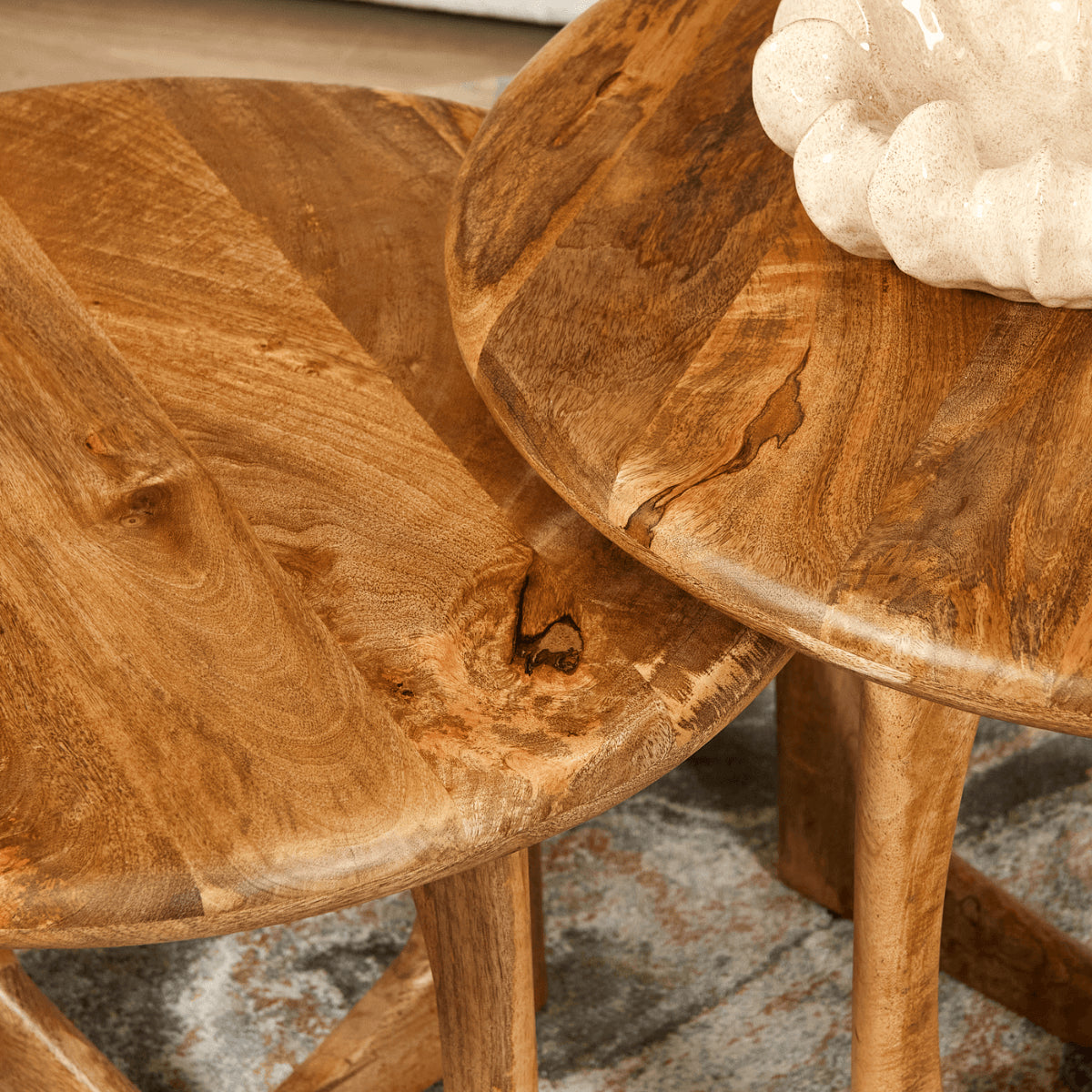 Bovenaanzicht van het ronde naturel mangohouten blad van de Milou tafels