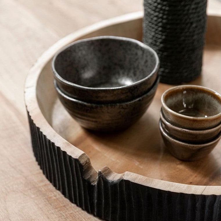 Schaal Groove van zwart gebrand suar hout in een interieur