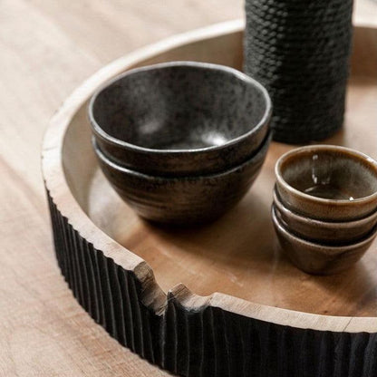 Schaal Groove van zwart gebrand suar hout in een interieur