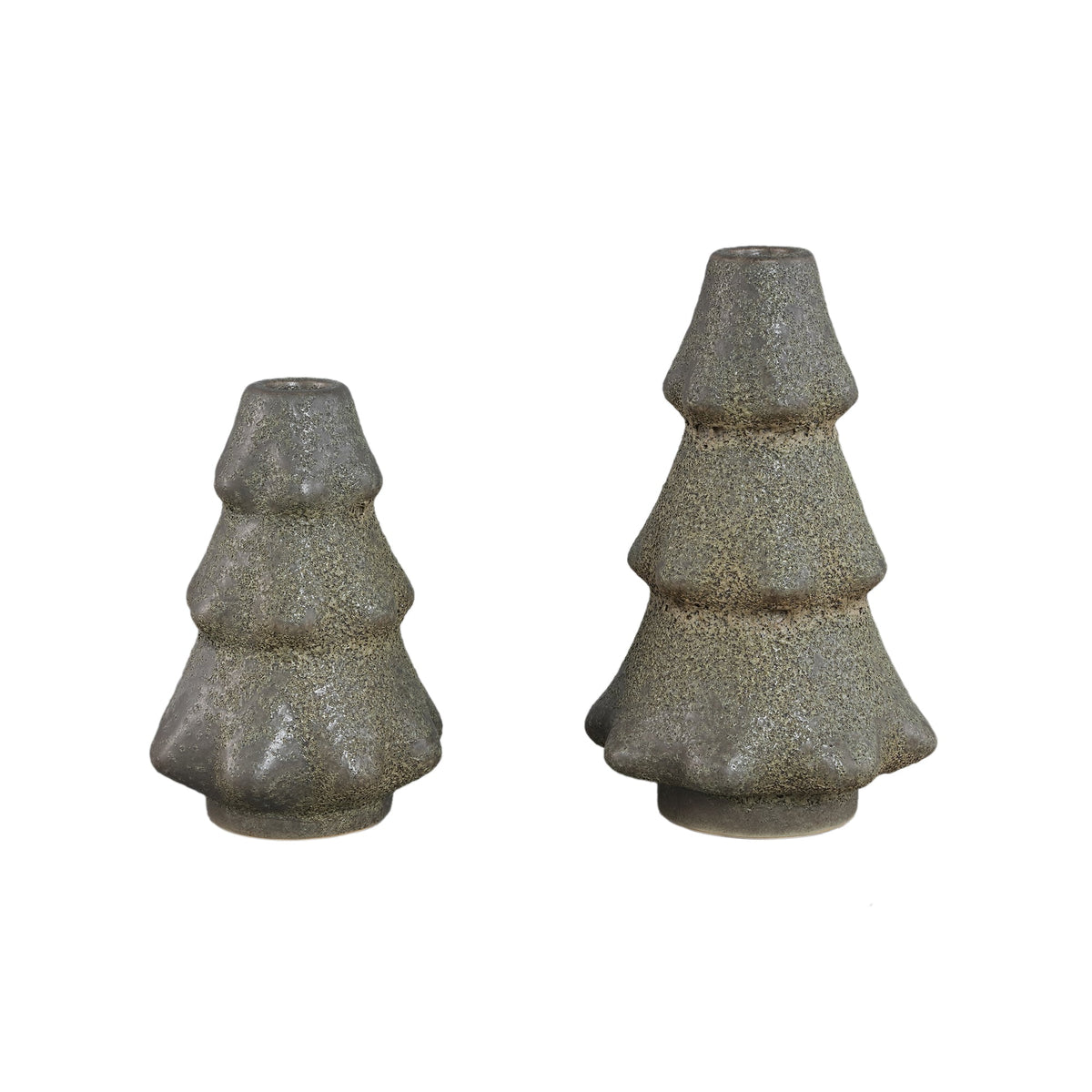 Set Van 2 Malin Kandelaars Kerstboom Keramiek Groen Ruw van PTMD, de complete set met beide kandelaars naast elkaar op witte achtergrond