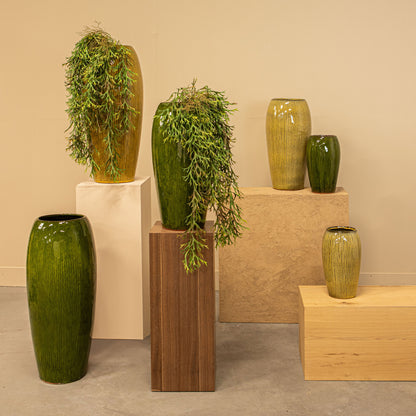 Tamica Dark Green Ceramic Pot S van PTMD, packshot vanuit een andere hoek op witte achtergrond
