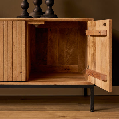 Tv meubel Madison 165cm van Starfurn detail van het verticale lattenpatroon op de deuren