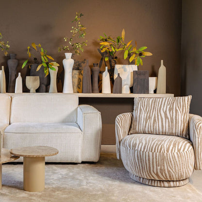 Tywin pot small van PTMD in een woonsetting, donkergrijze pot op voet