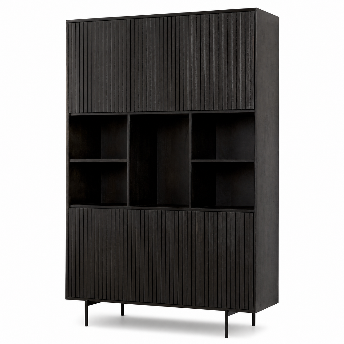 Zwarte vakkenkast Madison 135cm van Starfurn in een woonkamer gestyled met decoratie