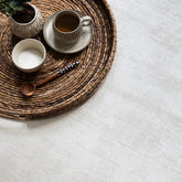 Detail van het zandkleurige La Belle vloerkleed van MUST Living met de zachte glans van viscose