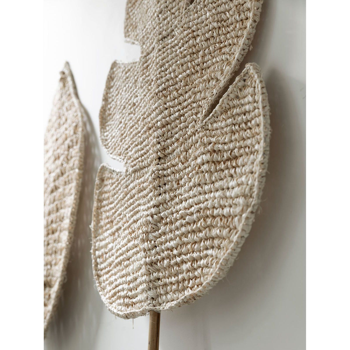 Wandblad Ageal van MUST Living, slank natuurblad van 180cm in naturel tegen een lichte muur