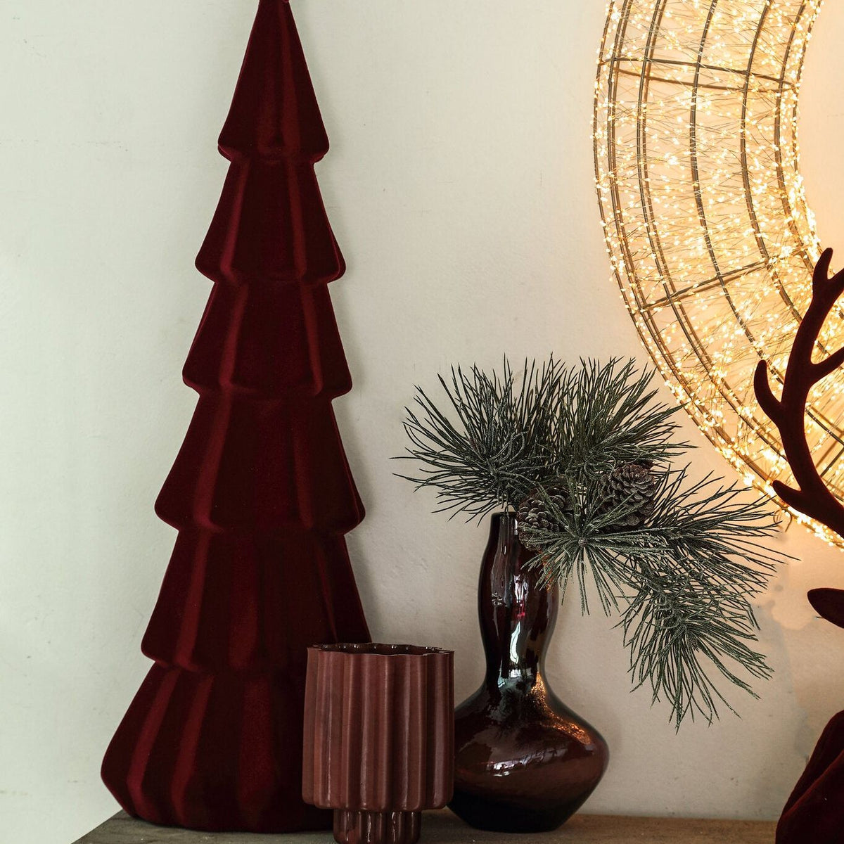 Yule Kerstboom Gelaagd Bordeaux Large van PTMD, sfeerbeeld met de bordeaux kerstboom als kerstdecoratie op een dressoir
