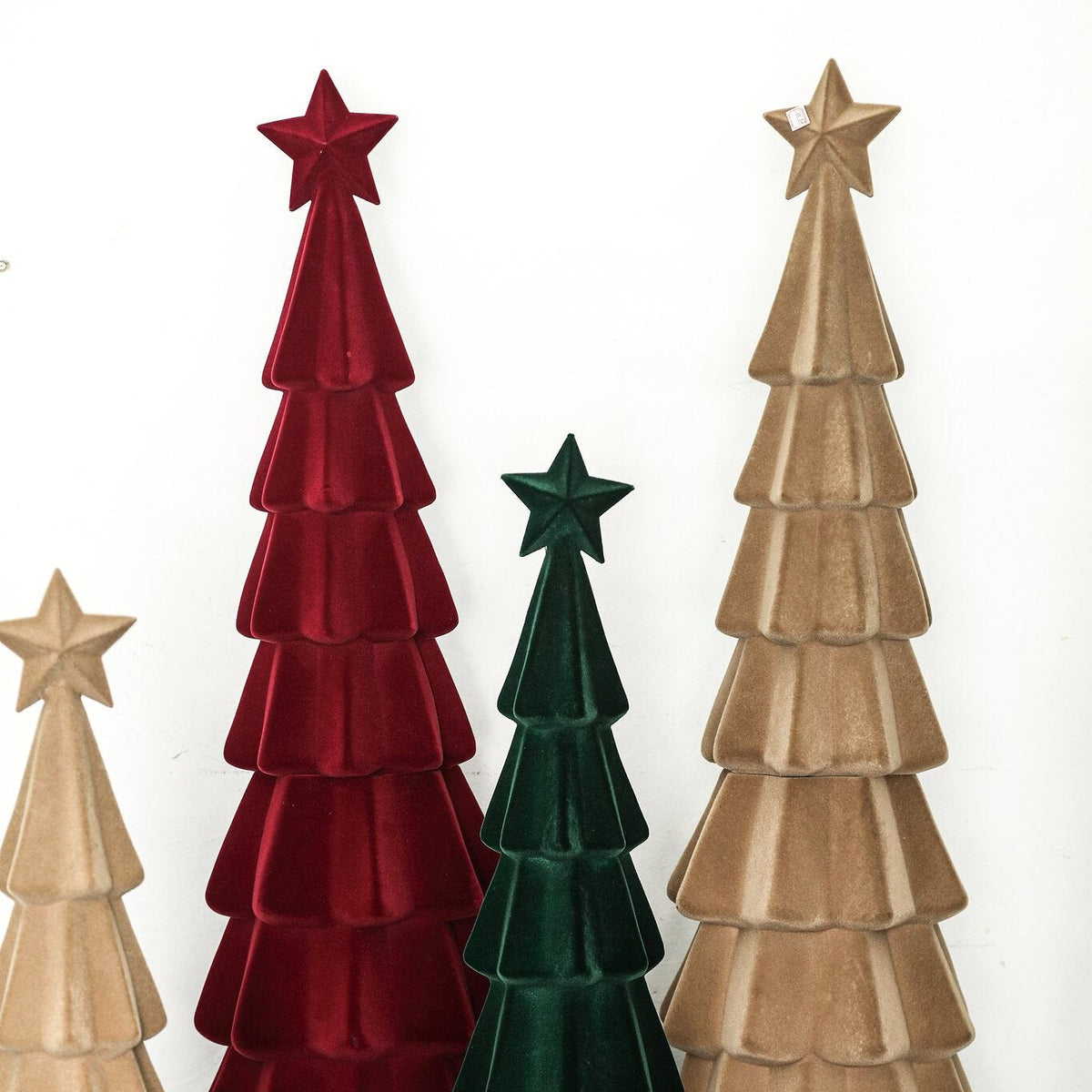 Yule Kerstboom Gelaagd Bordeaux Small van PTMD, gelaagde kerstbomen in bordeaux, groen en beige naast elkaar
