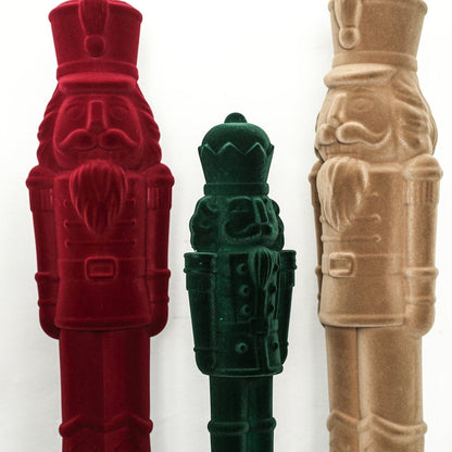 Yule Notenkraker Beige Small van PTMD, fluwelen notenkrakers in bordeaux, groen en beige naast elkaar