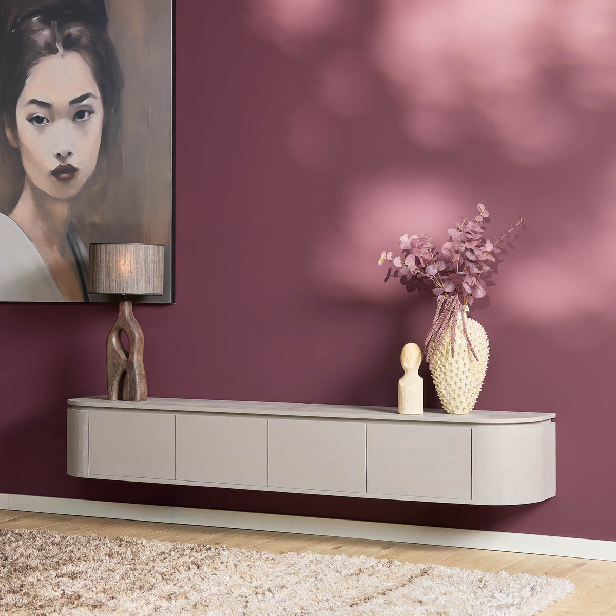 Sfeerbeeld van tv-meubel Excellent taupe met vazen en bloemen aan de muur