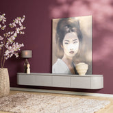 Sfeerbeeld van het taupe tv-meubel Excellent aan de wand met decoratie