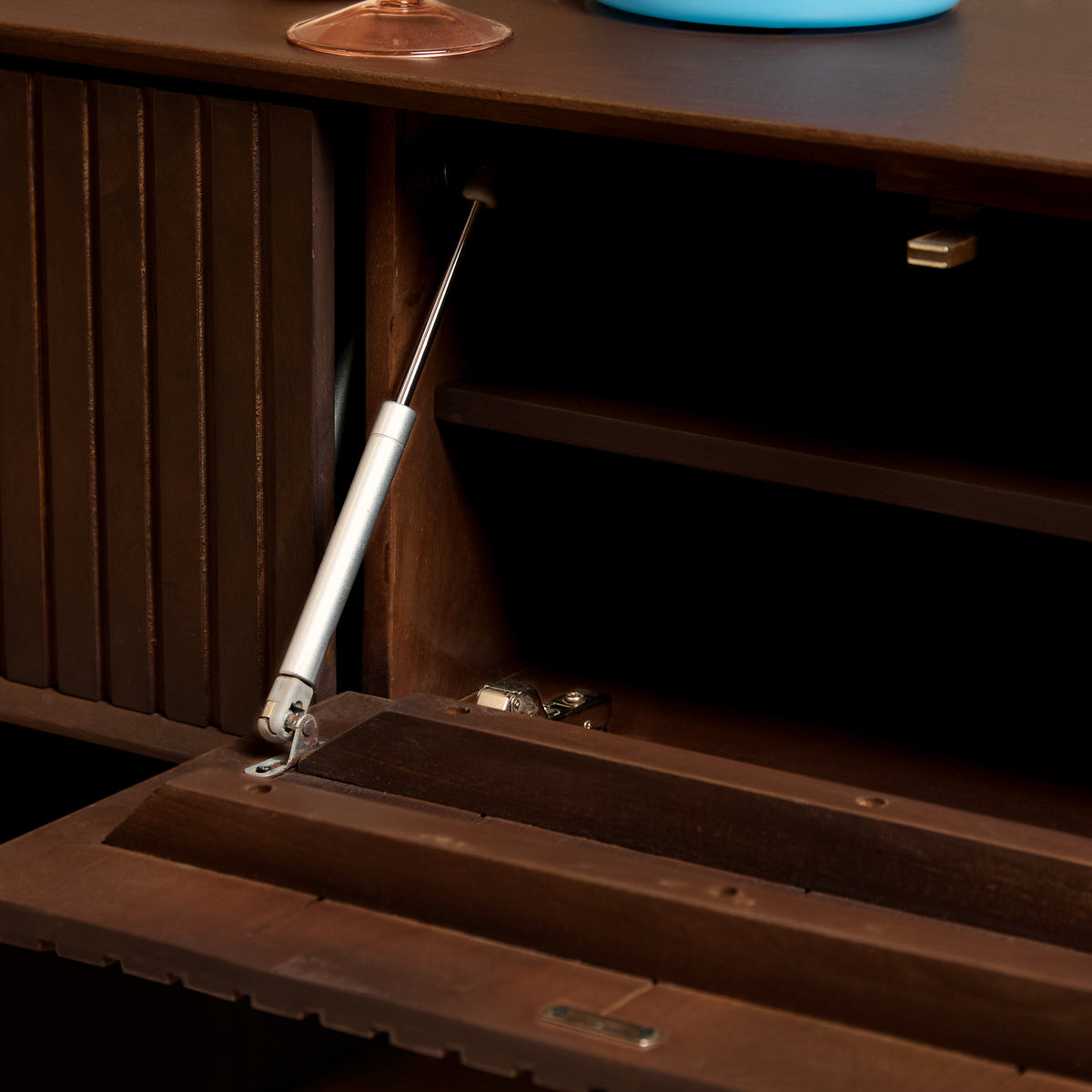 Detail van het verticale lattenpatroon op de deurtjes van het tv meubel